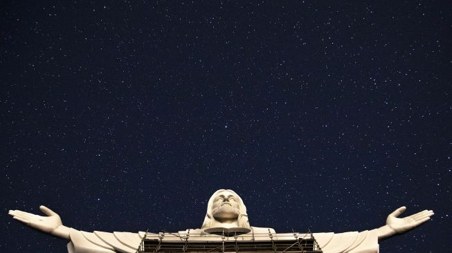 Pemandangan patung 'Christ the Protector' yang sedang dibangun di Encantado, negara bagian Rio Grande do Sul, Brasil, pada (29/10/2021). [SILVIO AVILA / AFP]