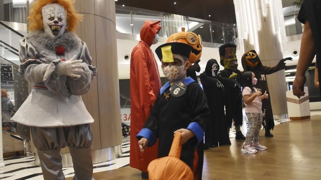 Peserta parade kostum Halloween berkeliling pusat belanja Neo Soho Mall di Jakarta, Sabtu (30/10/2021). [ANTARA FOTO/Indrianto Eko Suwarso]