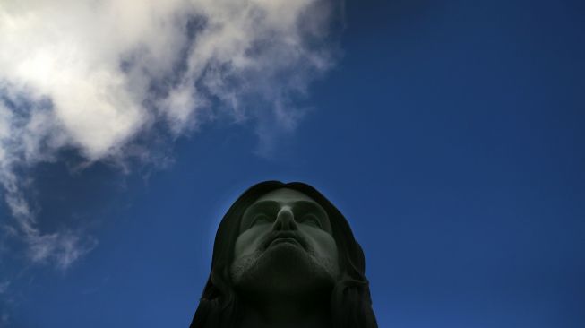 Pemandangan patung 'Christ the Protector' yang sedang dibangun di Encantado, negara bagian Rio Grande do Sul, Brasil, pada (29/10/2021). [SILVIO AVILA / AFP]