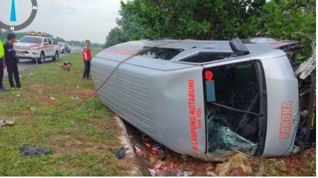 Mobil Travel Terguling di Tol Lampung, 7 Penumpang Terluka