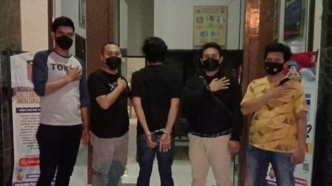 Tengah Malam Kedapatan Rekap Togel, Polisi Grebek Pemuda ini di Pekon