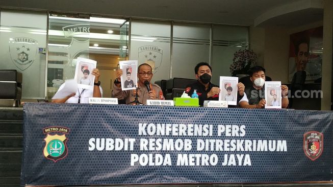 Subdit Resmob Ditreskrimum Polda Metro Jaya dalam ungkap kasus pelaku perampokan dan pembacokan karyawati Basarnas di Mapolda Metro Jaya, Senin (1/11/2021). [Suara.com/Muhammad Yasir]