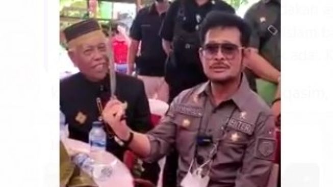 Menteri Pertanian Syahrul Yasin Limpo mendapat hadiah badik saat kunjungan kerja ke Kabupaten Takalar, Sulawesi Selatan, Sabtu 30 Oktober 2021 [SuaraSulsel.id / Istimewa]