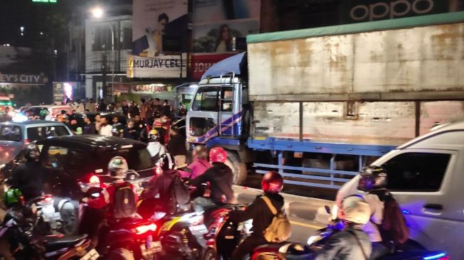 Kecelakaan beruntun di Jalan Dewi Sartika, Kelurahan Cipayung, Kecamatan Ciputat, Kota Tangerang Selatan (Tangsel), Minggu (31/10/2021). [Dok. Polisi]