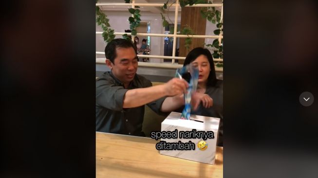 Ekspektasi Dapat Uang Saat Anniversary, Orang Tua Syok Lihat Kado Anaknya (TikTok)