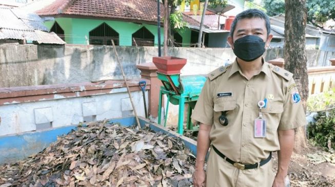 Lurah Duri Kepa Marhali saat ditemui di Kelurahan Duri Kepa, Kebon Jeruk Jakarta Barat, Selasa (12/9/2021). [ANTARA/Walda]