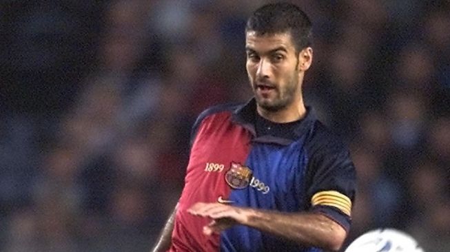 Pep Guardiola saat masih bermain untuk Barcelona pada 2000 silam. [PATRICK HERTZOG / AFP]