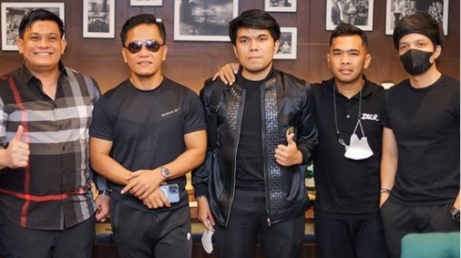 Gus Miftah berpose foto bersama Putra Siregar hingga Atta Halilintar [putrasiregarr17]