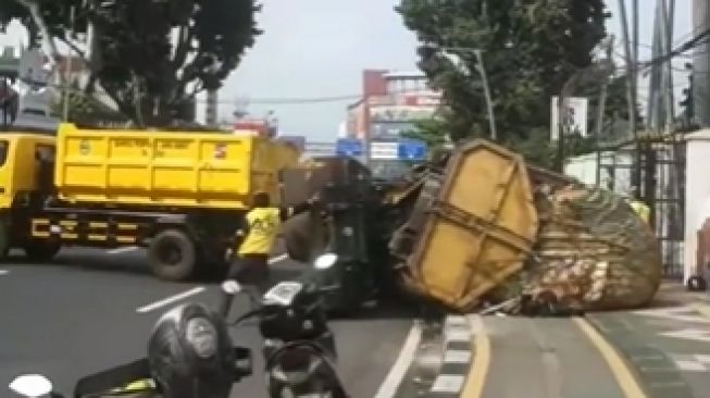 Viral, Truk Sampah Terguling di Samping Pintu 1 Kebun Raya Bogor, Diduga Karena Ini