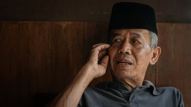 Budayawan Indonesia asal Kabupaten Banyumas, Ahmad Tohari di kediamannya, Desa Tinggarjaya, Kecamatan Jatilawang, Kabupaten Banyumas. [Suara.com/Anang Firmansyah]