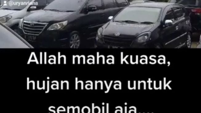 Hujan yang hanya mengguyur satu mobil di area parkir Jababeka. [Instagram]