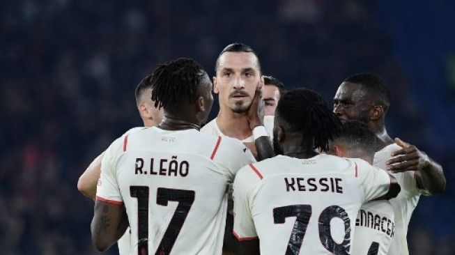 Para pemain AC Milan merayakan gol Zlatan Ibrahimovic (tengah) saat menghadapi tua rumah AS Roma dalam pertandingan sepak bola Serie A Liga Italia di Olympic stadium, Roma. Filippo MONTEFORTE / AFP