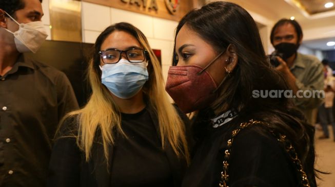 Selebgram Rachel Vennya usai menjalani pemeriksaan di Polda Metro Jaya, Jakarta Selatan, Senin (1/11/2021). [Suara.com/Alfian Winanto]