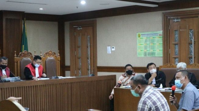 Bekas Kepala Dinas Bina Marga Lampung Tengah, Taufik Rahman saat bersaksi di sidang kasus suap eks penyidik KPK Stephanus Robin Pattuju di Pengadilan Tipikor. (Antara)