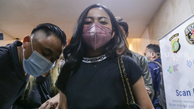 Selebgram Rachel Vennya usai menjalani pemeriksaan di Polda Metro Jaya, Jakarta Selatan, Senin (1/11/2021). [Suara.com/Alfian Winanto]