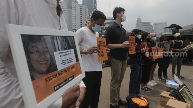 Relawan melakukan aksi solidaritas di kawasan Patung Kuda Arjuna Wiwaha, Jakarta, Senin (1/11/2021). [Suara.com/Angga Budhiyanto]