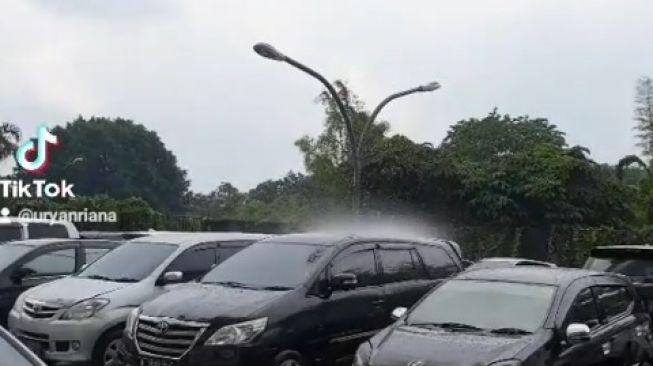 Hujan Deras di Area Parkir Jababeka Ini Hanya Mengguyur Satu Mobil Saja