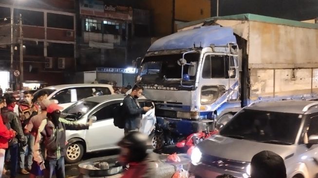 Kecelakaan beruntun di Jalan Dewi Sartika, Kelurahan Cipayung, Kecamatan Ciputat, Kota Tangerang Selatan (Tangsel), Minggu (31/10/2021). [Dok. Polisi]