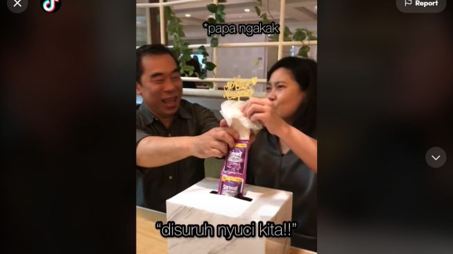 Ekspektasi Dapat Uang Saat Anniversary, Orang Tua Syok Lihat Kado Anaknya (TikTok)