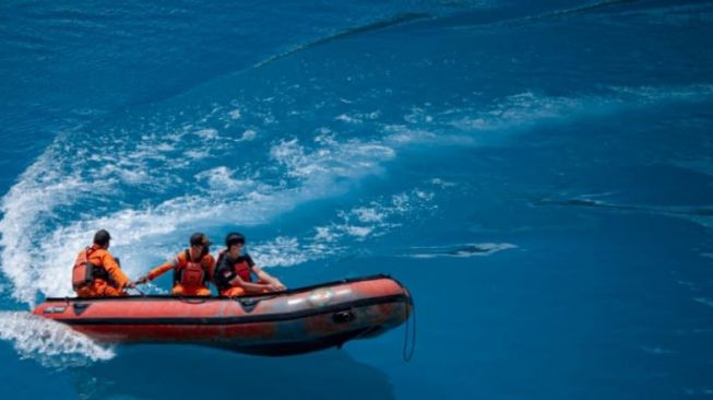 Tim Basarnas Unit Siaga Samarinda saat melakukan pencarian atas tenggelamnya Febi Abdi Witanto di kolam bekas tambang kawasan Makroman. [Presisi.co]