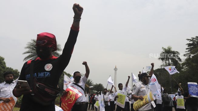 Sejumlah massa buruh menggelar aksi unjuk rasa di kasawan Patung Kuda Arjuna Wiwaha, Jakarta, Senin (1/11/2021). [Suara.com/Angga Budhiyanto]