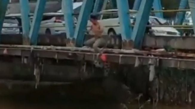 Ngebet ingin viral, bocah bikin konten loncat berenang dari jembatan setinggi 8 meter. [instagram]