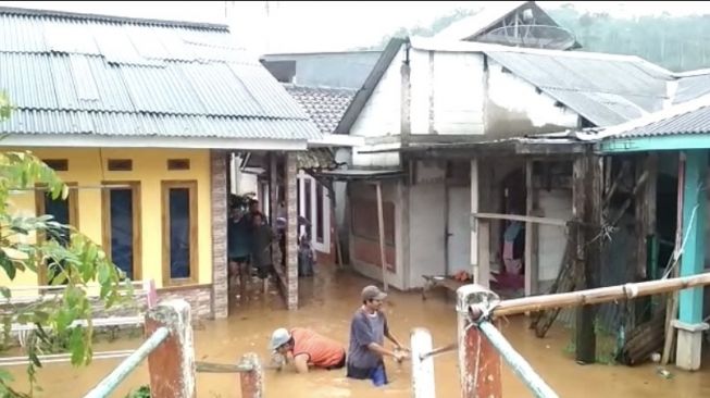 Hujan di Awal November, Banjir Rendam Puluhan Rumah di Sukanagara Cianjur