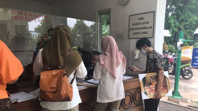 Keluarga terpidana mati kasus narkoba Merri Utami dan LBH Jakarta saat mendatangi KSP menyoal permohonan grasi yang belum dikabulkan Presiden Jokowi. (Suara.com/Yosea Arga)