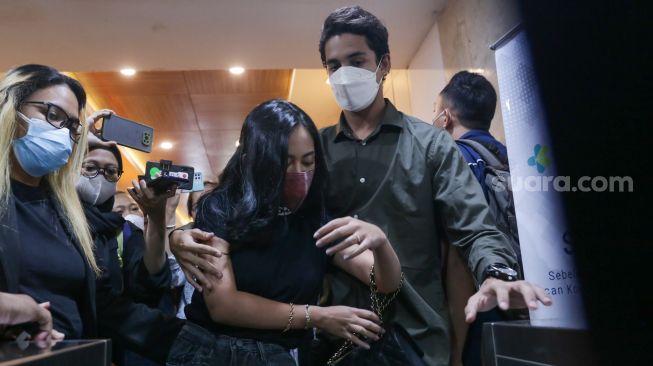 Selebgram Rachel Vennya usai menjalani pemeriksaan di Polda Metro Jaya, Jakarta Selatan, Senin (1/11/2021). [Suara.com/Alfian Winanto]
