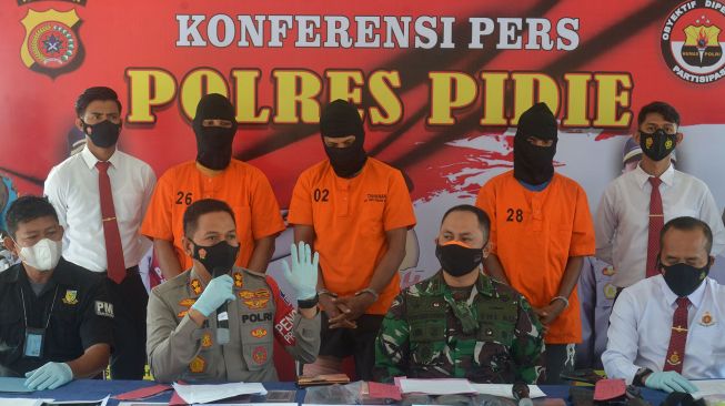 Kapolres Pidie AKBP Fadly (kedua kiri) bersama Komandan Kodim 0102/Pidie Letkol Arh Tengku Sony Sonatha (kedua kanan) memberikan keterangan pers saat gelar kasus pembunuhan Komandan Tim Badan Intelijen Strategis (BAIS) Kapten Abdul Majid di Pidie, Aceh, Senin (1/11/2021). ANTARA FOTO/Ampelsa