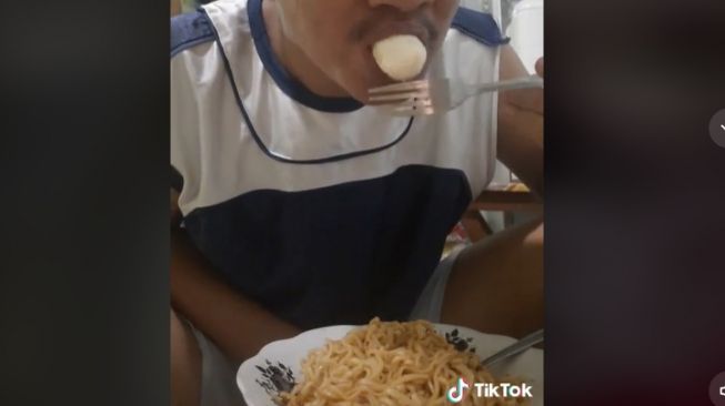 Pria masak mi campur kopi dan buah (tiktok)