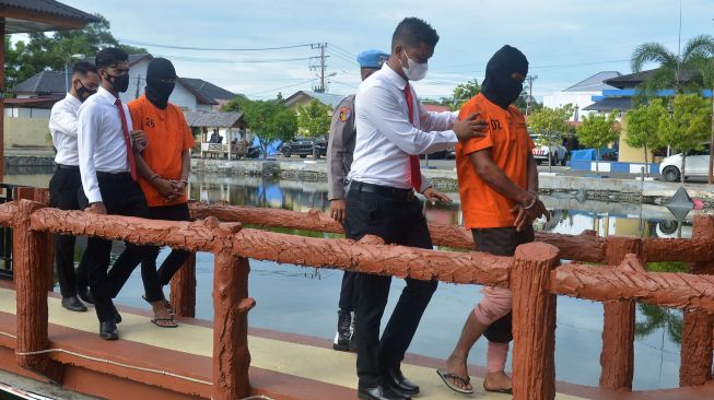 Polisi menggiring pelaku kasus pembunuhan Komandan Tim Badan Intelijen Strategis (BAIS) Kapten Abdul Majid di Pidie, Aceh, Senin (1/11/2021).  ANTARA FOTO/Ampelsa