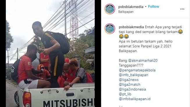 Pemain PSBS Biak diangkut menggunakan mobil pikap Mitsubishi Strada (Instagram)