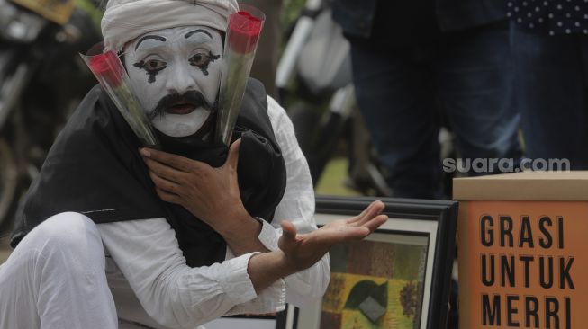 Relawan melakukan aksi teatrikal di kawasan Patung Kuda Arjuna Wiwaha, Jakarta, Senin (1/11/2021). [Suara.com/Angga Budhiyanto]