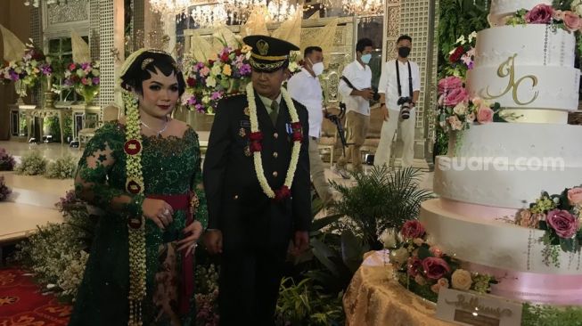 Joy Tobing tampak anggun mengenakan pakaian adat Jawa di acara resepsi pernikahannya dengan Cahyo Permono di kawasan Tebet, Jakarta Selatan, Minggu (31/10/2021). [Evi Ariska/Suara.com]