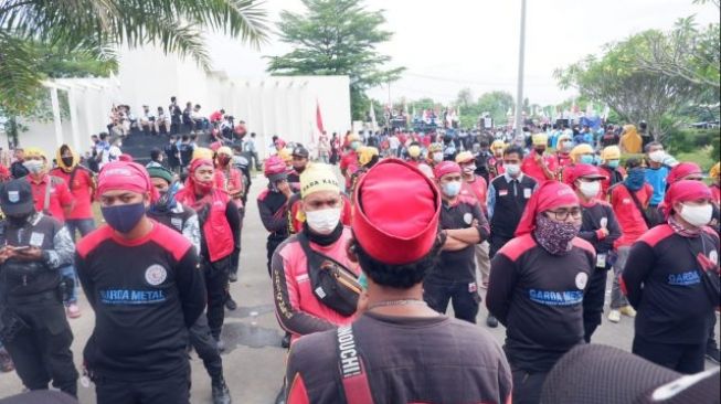 Desak Gubernur Banten Naikkan UMP dan UMK 2022, Ribuan Buruh Geruduk KP3B