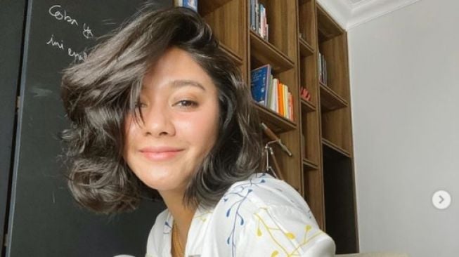 Naysilla Mirdad Bagikan Potret OOTD Serba Putih, Sepatu Hak Tingginya Curi Atensi