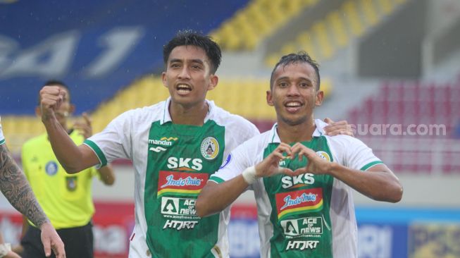 Winger PSS Sleman, Irfan Jaya (kanan) berselebrasi usai mencetak gol ke gawang Borneo FC dalam lanjutan pekan kesepuluh BRI Liga 1 di Stadion Manahan, Solo, Senin (2/11/2021).