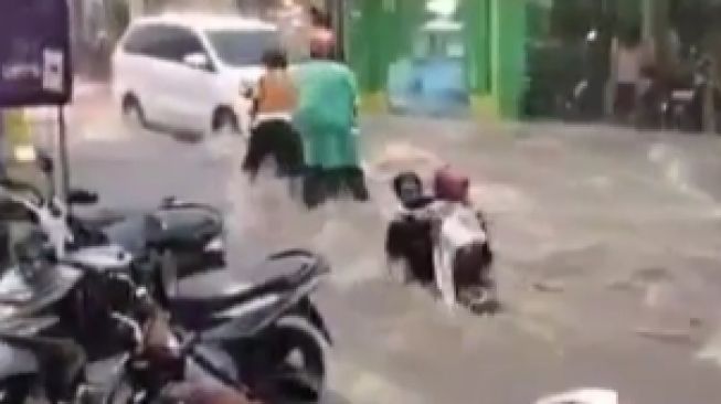 Viral Video Detik-detik Seorang Anak Kecil Nyaris Terseret Arus di Bandung Utara