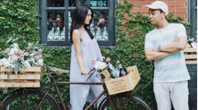 Potret Prewedding Artis Tanpa Sentuhan Fisik. [Instagram/anissaaziza]