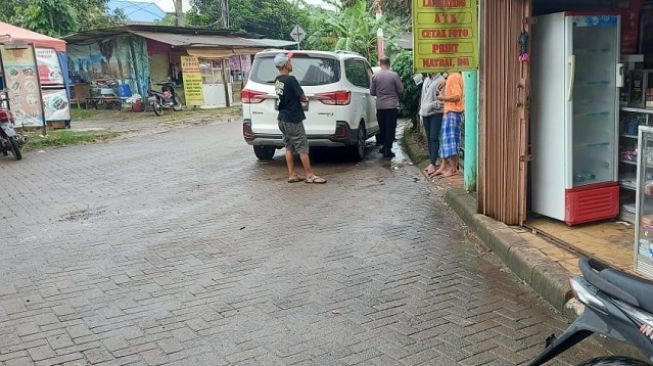 Lingkungan lokasi penangkapan seorang tersangka narkoba yang diwarnai suasana bersitegang antara pihak keluarga dan aparat di Cilenggang, Serpong, Tangsel, Selasa (2/11/2021). [Ist]