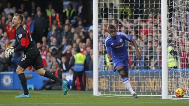 Ramires (kanan) saat memperkuat Chelsea merayakan golnya ke gawang Liverpool setelah menaklukan penjaga gawang Simon Mignolet (kiri) pada pertandinhan sepak bola Liga Premier Inggris di Stamford Bridge di London pada 31 Oktober 2015. AFP PHOTO / IAN KINGTON