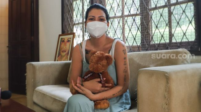 Penyanyi Melanie Subono saat ditemui usai menggelar jumpa pers di Lebak Bulus, Jakarta Selatan, Selasa (2/11/2021). [Suara.com/Alfian Winanto]