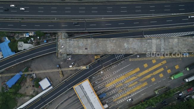 Foto aerial pengerjaan lintasan pada proyek Kereta Cepat Jakarta-Bandung (KCJB) di Cikunir, Bekasi, Jawa Barat, Selasa (2/11/2021). [Suara.com/Angga Budhiyanto]