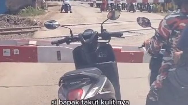 Ogah Kepanasan Nunggu Kereta Lewat, Kocak Pengendara Tinggalkan Motornya Depan Palang