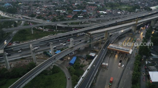 Foto aerial pengerjaan lintasan pada proyek Kereta Cepat Jakarta-Bandung (KCJB) di Cikunir, Bekasi, Jawa Barat, Selasa (2/11/2021). [Suara.com/Angga Budhiyanto]