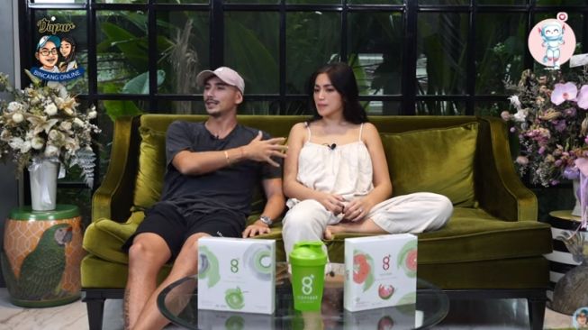 Vincent Verhaag dan Jessica Iskandar. [Youtube/Dapur Bincang Online]