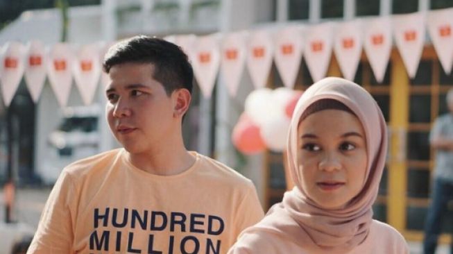 Potret Prewedding Artis Tanpa Sentuhan Fisik. [Instagram/tantrinamirah]