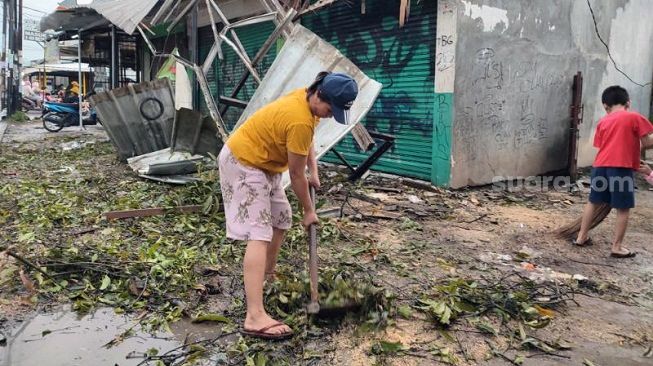Cerita Pemilik Bengkel Selamatkan Tukang Buah dari Pohon Tumbang di Tangsel