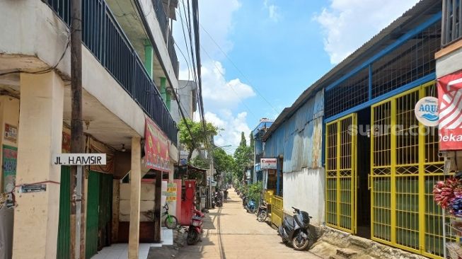 Banjir Surut, Warga Cipinang Melayu Balik ke Rumah Bersih-bersih